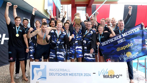 Waspo Hannover feiert den Gewinn der deutschen Meisterschaft im Wasserball. © IMAGO/nordphoto GmbH / Engler 