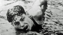 Der amerikanische Schwimmer Johnny Weissmüller hat in Paris das Finale über 400 Meter gewonnen. © ullstein bild 