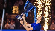 Tennisprofi Alexander Zverev mit dem Siegespokal der ATP Finals. © IMAGO / LaPresse 