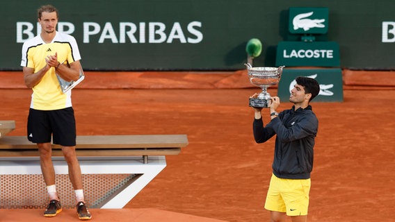 Tennisprofi Alexander Zverev (l.) applaudiert seinem siegreichen Gegner Carlos Alcaraz nach dem Finale der French Open © IMAGO/ZUMA Press Wire Foto: Loic Baratoux
