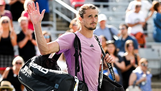 Alexander Zverev verabschiedet sich nach seiner Niederlage beim Turnier in Montreal gegen Sebastian Korda von den Zuschauern © picture alliance / ZUMAPRESS.com | Graham Hughes 