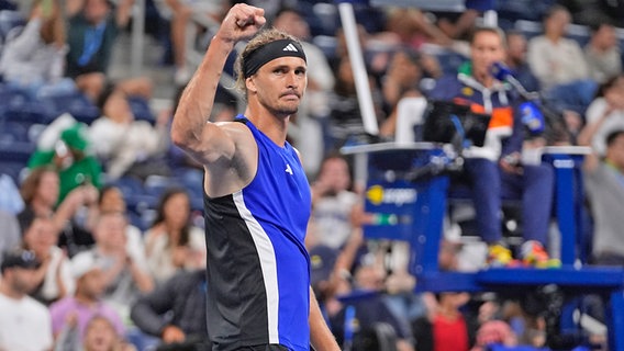 Tennis-Profi Alexander Zverev ballt während seines Spiels bei den US Open gegen Martin Etcheverry die Faust © picture alliance/dpa/AP | Frank Franklin II 