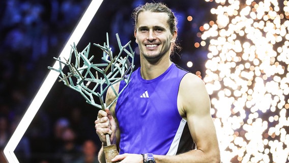 Der deutsche Tennisspieler Alexander Zverev präsentiert den Pokal nach dem Final-Sieg beim Paris Masters. © IMAGO / ZUMA Press Wire 