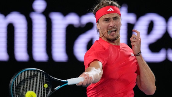 Alexander Zverev bei seinem Zweitrundensieg gegen Pedro Martinez (Spanien). © picture alliance/dpa/AP | Vincent Thian 