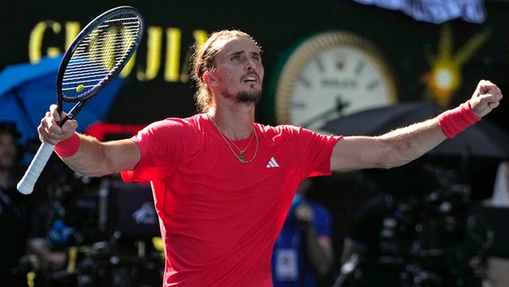 Alexander Zverev schlägt den Ball. © picture alliance / DPA / AP 