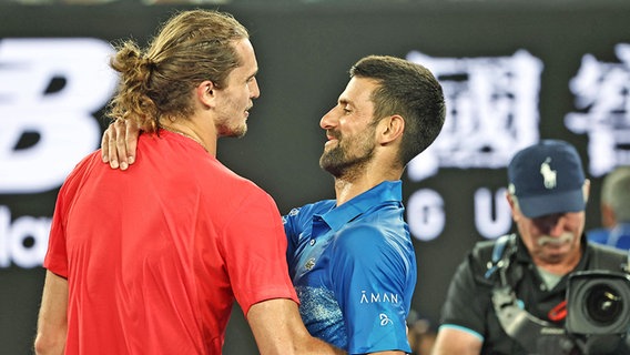 Die Tennisprofis Alexander Zverev und Novak Djokovic (v.l.) © IMAGO / Schreyer 