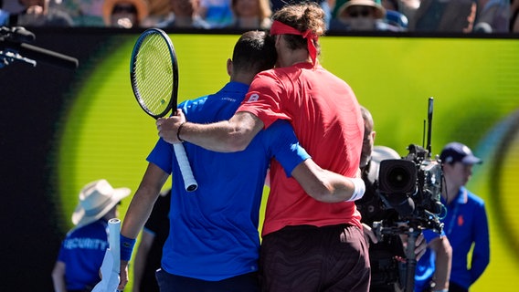 Die Tennisprofis Alexander Zverev (r.) und Novak Djokovic © picture alliance/dpa/AP | Asanka Brendon Ratnayake 