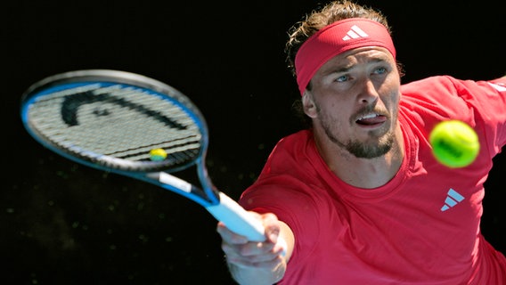 Die Tennisprofis Alexander Zverev © picture alliance/dpa/AP | Ng Han Guan 