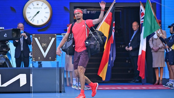 Alexander Zverev betritt vor dem Endspiel der Australian Open den Center Court © IMAGO / AAP 