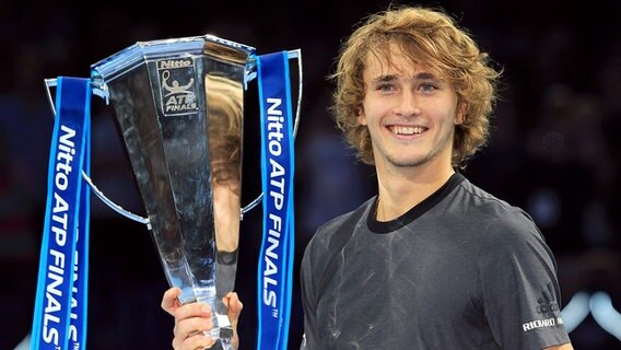 Alexander Zverev mit dem Siegerpokal der ATP Finals © Witters Foto: Chris Wallace