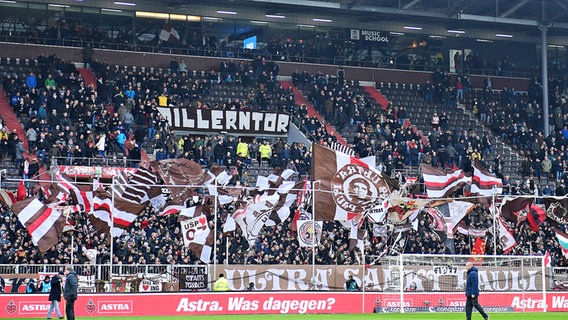Die Südtribüne des Millerntorstadion des Fußball-Zweitligisten FC St. Pauli © Witters Foto: Tay DucLam