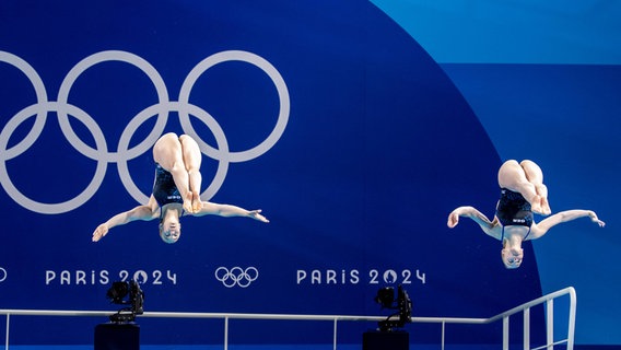 Olympische Spiele, Paris 2024: Lena Hentschel(links) und Jette Mueller (rechts) im Synchronspringen vom Dreimeterbrett, am 27.07.2024 © IMAGO / Beautiful Sports Foto: BEAUTIFUL SPORTS/Olaf Rellisch