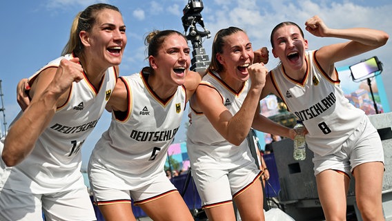 Die deutschen 3x3-Basketballerinnen jubeln. © picture alliance/dpa 