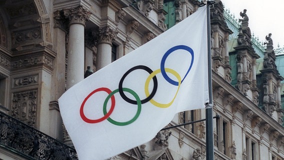 Olympische Flagge vor dem Hamburger Rathaus. © Imago / Metelmann 