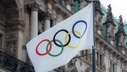 Olympische Flagge vor dem Hamburger Rathaus. © Imago / Metelmann 