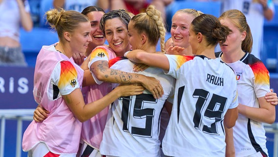 Die deutschen Fußballerinnen bejubeln das 1:0 von Giulia Gwinn © IMAGO / ActionPictures 