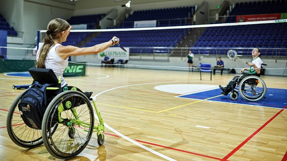 Ein Badmintonspiel findet im Rahmen des paralympischen Sportfestes Parafest statt © Imago Images Foto: Mikhail Tereshchenko