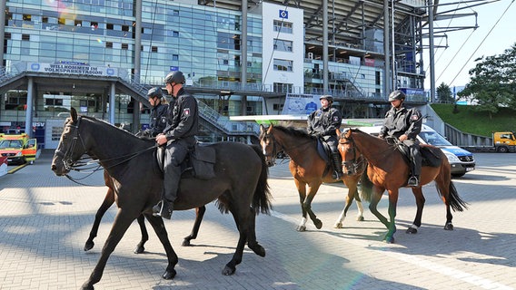 Berittene Polizei vor dem Volksparkstadion in Hamburg © Witters Foto: Tim Groothuis