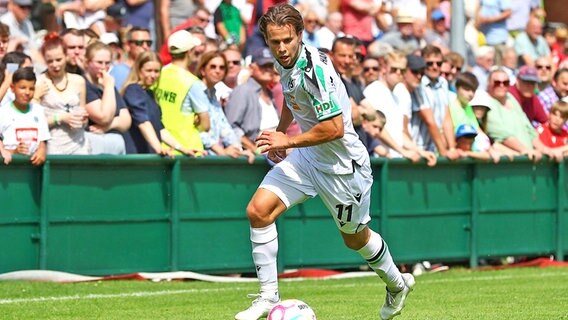 Louis Schaub van het tweedeklasser voetbalteam Hannover 96 © IMAGO / Jan Huebner 