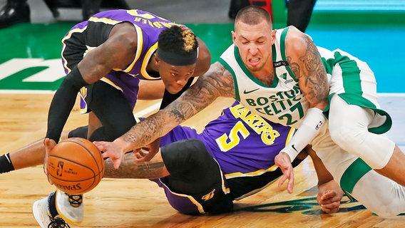 Die deutschen Basketball-Nationalspieler Dennis Schröder (Los Angeles Lakers, l.) und Daniel Theis (Boston Celtics) in der NBA im Duell © picture alliance / ASSOCIATED PRESS Foto: Michael Dwyer