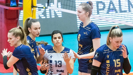 Enttäuschung bei den Schweriner Volleyballerinnen nach dem 0:3 gegen Mailand. © Imago / Ostseephoto 