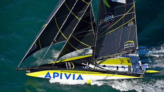 Segler Charlie Dalin (Frankreich) mit seiner Yacht "Apivia" bei der Vendée Globe © Witters 