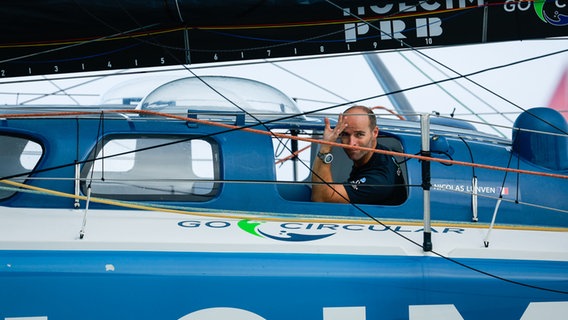 Holcim-PRB-Skipper Nicolas Lunven winkt von Bord. © picture alliance / DPPI media Foto: Pierre Bouras