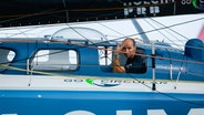 Holcim-PRB-Skipper Nicolas Lunven winkt von Bord. © picture alliance / DPPI media Foto: Pierre Bouras