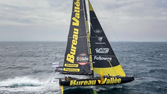 Segler Louis Burton (Frankreich) mit seiner Yacht "Bureau Vallée" bei der Vendée Globe © Benjamin Sellier Wind4prouction Foto: Benjamin Sellier