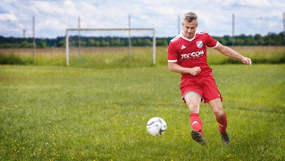 Fußballer auf dem Platz mit Ball am Fuß. © NDR 