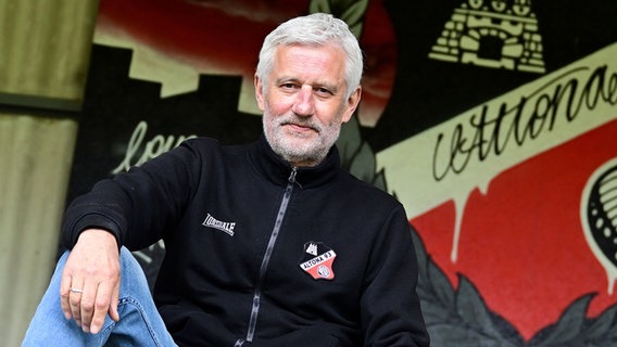 Mann in eimem Fußbballstadion vor eine Flagge © Witters Foto: Tim Groothuis