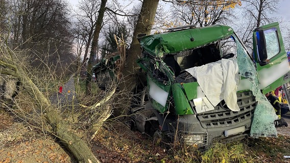 Auf der Landesstraße von Springe nach Burgstemmen ist ein LKW gegen einen Baum gefahren. © Freiwillige Feuerwehr Springe Foto: Freiwillige Feuerwehr Springe