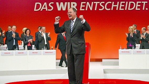 Peer Steinbrück ballt die Fäuste auf dem SPD-Parteitag im April 2013 in Augsburg © dpa bildfunk Foto: Hannibal Hanschke