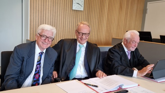 Euroimmung-Gründer Winfried Stöcker mit seinen Anwälten beim Gerichtsprozess wegen unerlaubter Impfung. © NDR Foto: Julian Marxen