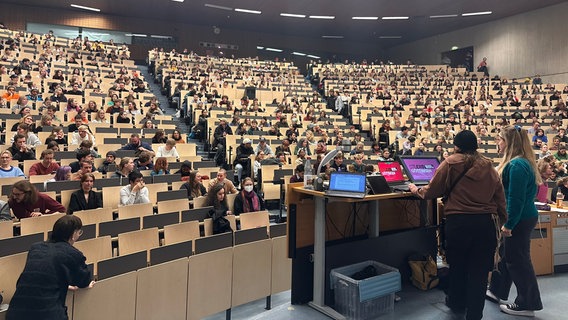 Bei "Studis gegen Rechts" ist der Hörsaal in Göttingen komplett gefüllt. © NDR Foto: Lea Stockmann