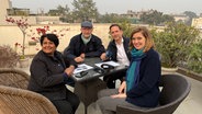 Die Korrespondenten aus dem Studio Neu Delhi sitzen auf der Dachterrasse: von links: Deepika Bose Andreas Franz Peter Hornung und Chralotte Horn © NDR Foto: Peter Hornung