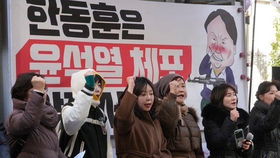 Demonstranten veranstalten eine Kundgebung gegen den südkoreanischen Präsidenten Yoon in Seoul, Südkorea. Auf den Schildern steht "Yoon Suk Yeol festnehmen" © picture alliance/dpa/AP | Ahn Young-joon Foto: Ahn Young-joon