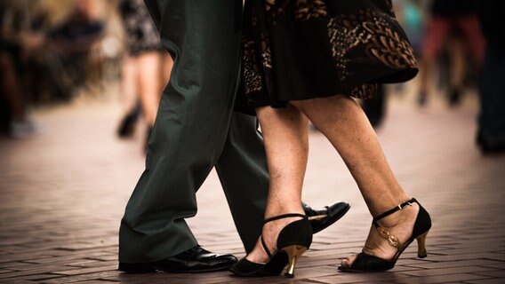 Die Beine eines Paars beim Tango tanzen. © picture alliance/dpa Foto: Alejo Manuel Avila