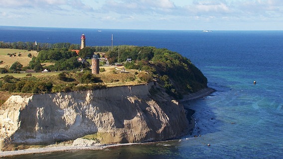 Ein Leuchtturm in einer Ostsee-Szenerie © ARD/NDR 