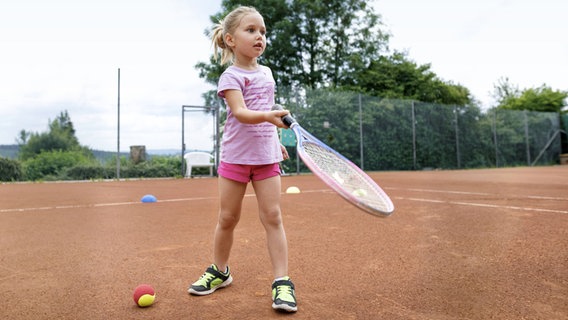 Ein Mädchen spielt Tennis © imago images Foto: Westend61