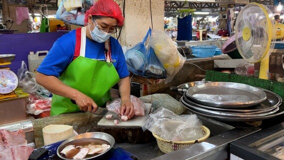 Nudelverkäufer auf einem Markt im Nordosten Thailands © NDR Foto: Jennifer Johnston