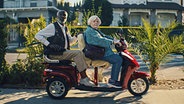 Thelma (June Squibb)und Ben (Richard Roundtree) auf einem Elektromobil. © Universal Pictures 