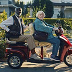 Thelma (June Squibb)und Ben (Richard Roundtree) auf einem Elektromobil. © Universal Pictures 