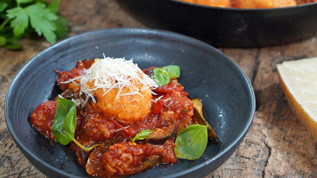 Gratinierte Tofu-Bällchen auf Tomaten-Gemüseragout | NDR.de - Ratgeber ...