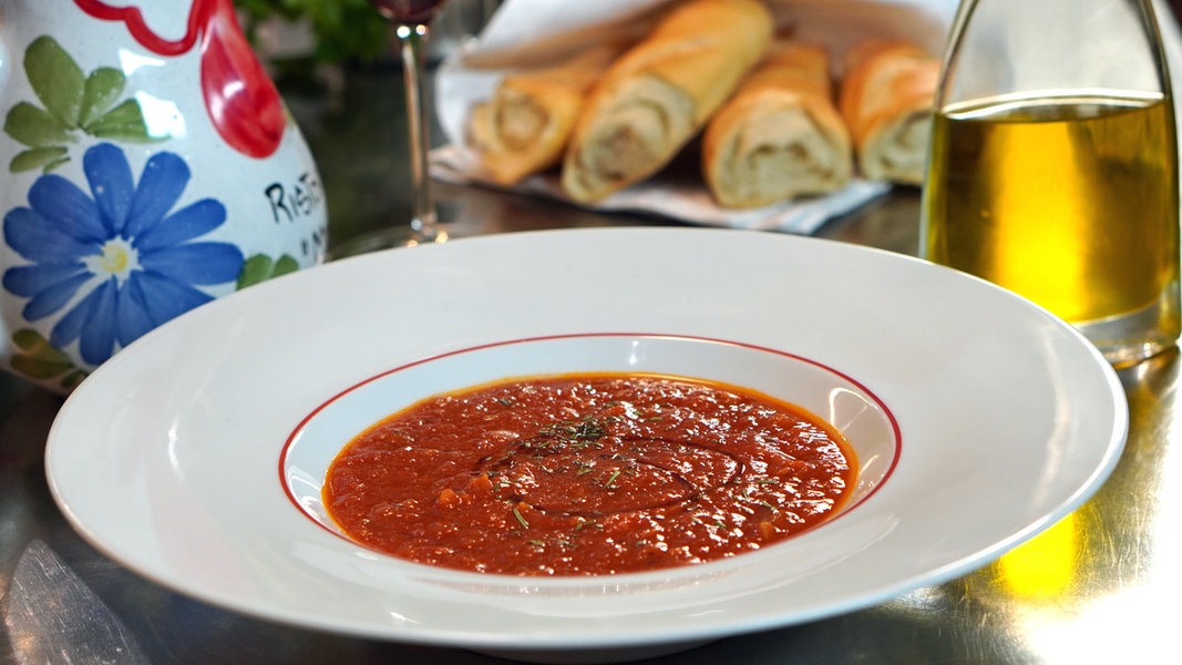 Tomatensuppe mit selbst gebackenem Baguette | NDR.de - Ratgeber ...