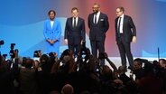 Die konservativen Spitzenkandidaten Kemi Badenoch (l-r), Robert Jenrick, James Cleverly und Tom Tugendhat stehen während des Parteitags der Konservativen im International Convention Centre auf dem Podium. © picture alliance/dpa/PA Wire | Jacob King Foto: Jacob King