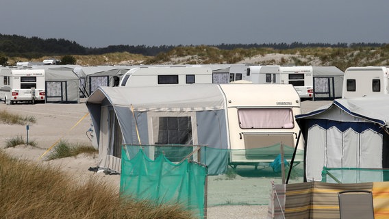 Prerow: Auf dem Campingplatz der Regenbogen AG in den Dünen am Ostseestrand stehen Wohnwagen und Zelte. © dpa-Bildfung Foto: Bernd Wüstneck
