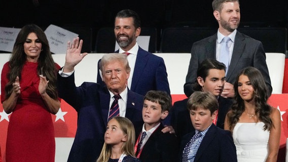 zukünftiger US-Präsident Donald Trump steht mit seiner Familie auf einer Bühne © IMAGO/USA TODAY Network Foto: IMAGO/Mike De Sisti