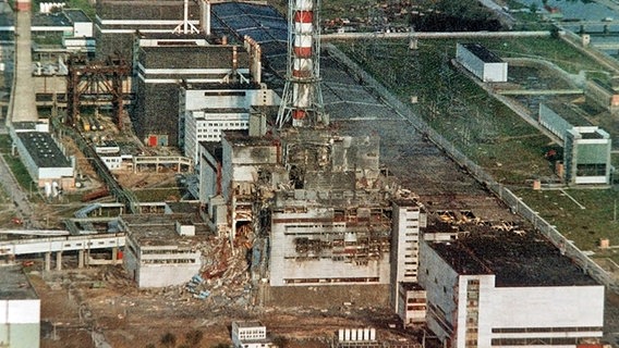 Blick auf den am 26. April 1986 zerstörten Reaktor des Atomkraftwerkes Tschernobyl © dpa - Bildfunk 