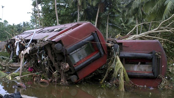 vom Tsunami zerstörte Waggons in Sri Lanka © picture-alliance/ dpa/dpaweb | epa M.a.pushpa Kumara Foto: epa M.a.pushpa Kumara